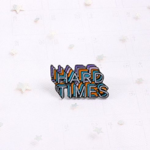 Hard times (Nehéz idők) kitűző