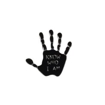 'Know who I am' (Tudd, ki vagyok) kéz kitűző