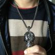 Punk-rock-koponya-medál-nyaklánccal