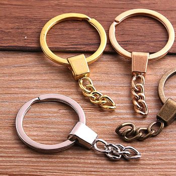 Arany színű kulcstartó. Kulcskarika mérete kb. 3 cm. Anyaga cink ötvözet, fém. 