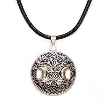 wicca-hold-istennő-pentagram-medál-nyaklánccal