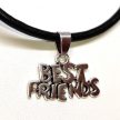 best-friends-felirat-medál-nyaklánccal