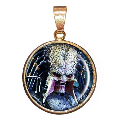 Predator-medál-lánccal