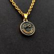 fekete-és-kék-smiley-medál-lánccal