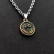 fekete-smiley-medál-lánccal