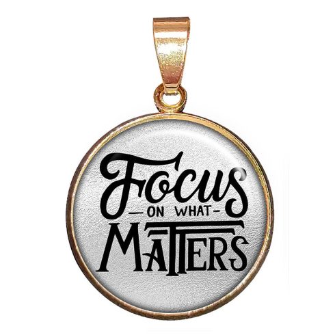 Focus on what matters (Arra figyelj ami számít)-medál-lánccal-vagy-választható-karkötőre-fülbev