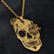 cukor-koponya-medál-nyaklánccal