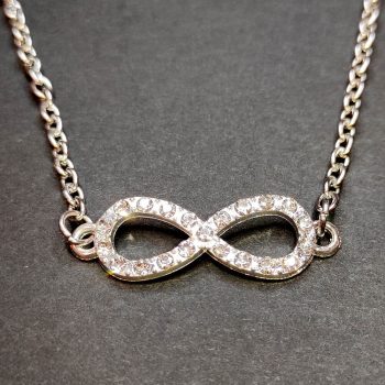 végtelen-medál-nyaklánccal