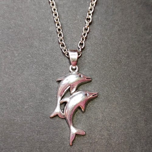 két-delfines-medál-nyaklánccal