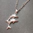 két-delfines-medál-nyaklánccal