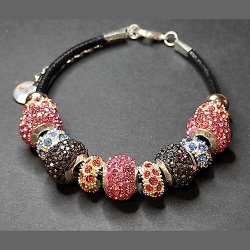 Maria-King-Bőr-shamballa-karkötő-virágos-díszekkel-márkadobozzal