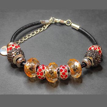 Maria-King-Bőr-shamballa-karkötő-virágos-díszekkel-márkadobozzal