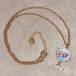 Fenykepes-nyaklanc-love-feliratos-charmmal-arany