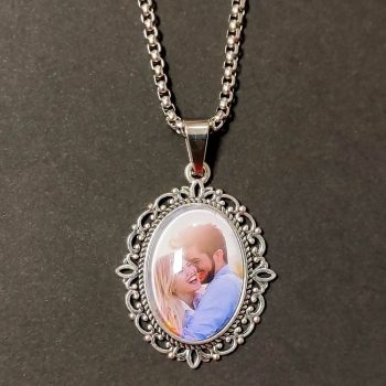 Fenykepes-tibeti-ezust-medal-acel-nyaklanccal-ezust-szinben