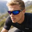 Sport napszemüveg tükrös sötétkék lencsével – fényes fekete-ezüst kerettel, UV400 védelemmel