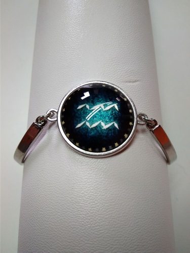 Csillagjegy karkötő, szép zöld medállal, vízöntő (Aquarius)
